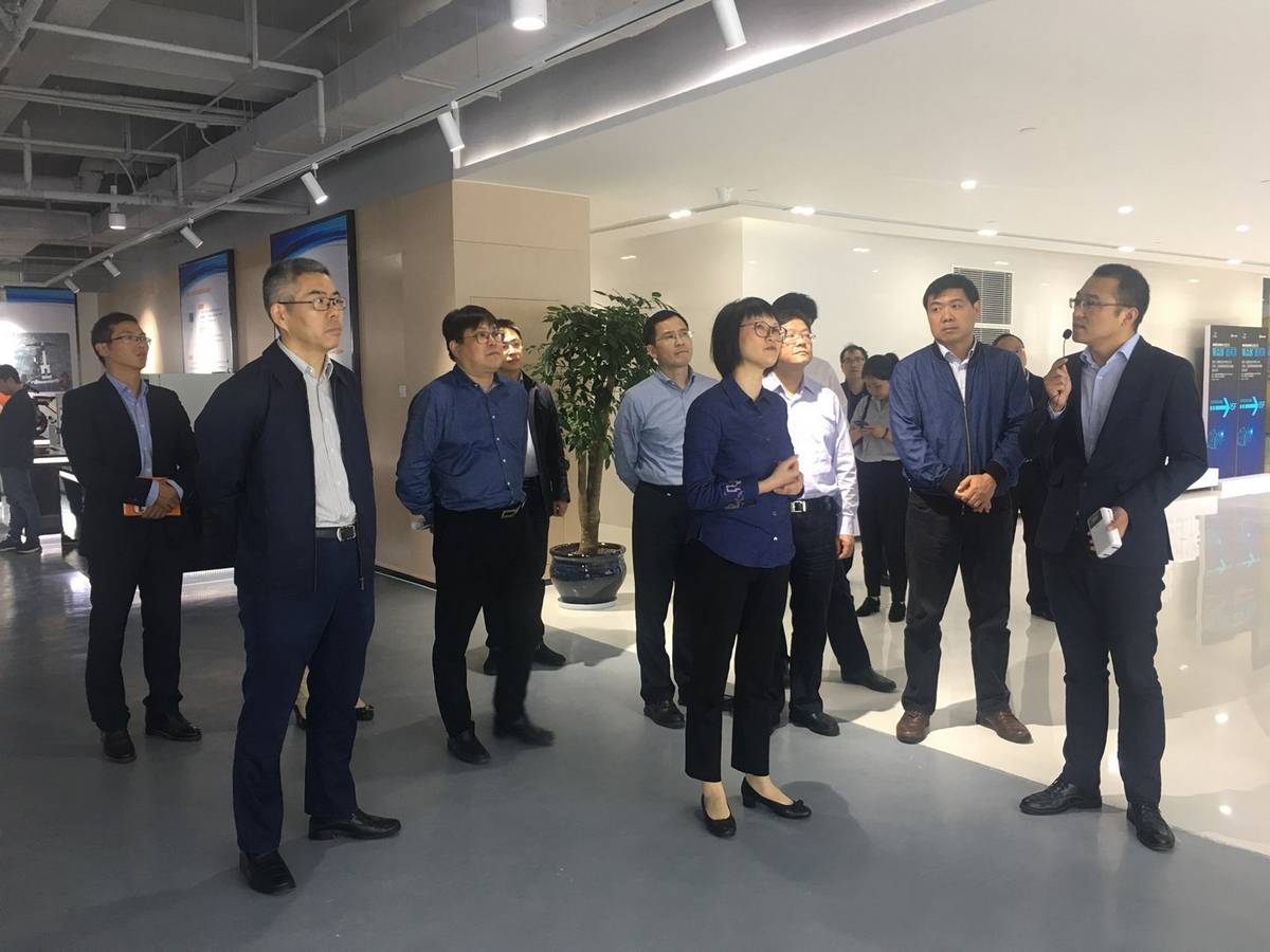无锡市副市长高亚光莅临微软“云暨移动技术孵化计划”—无锡人工智能暨智能制造加速器参观指导